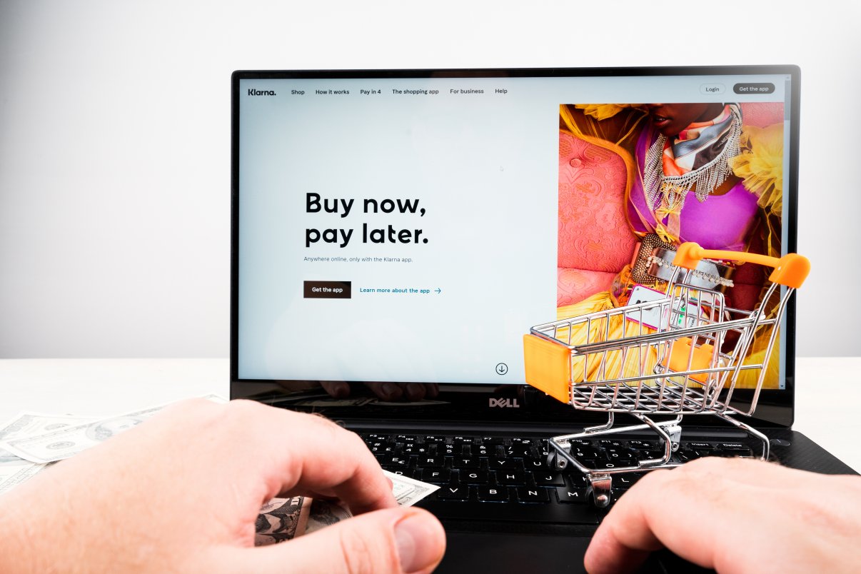 Buy Now Pay Later in a webshop. Laptop and shopping cart.