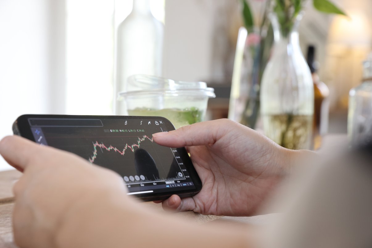 woman online forex trading on mobile phone