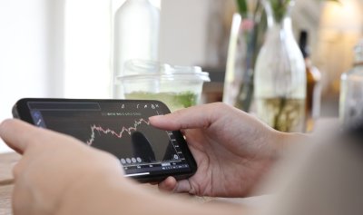 woman online forex trading on mobile phone